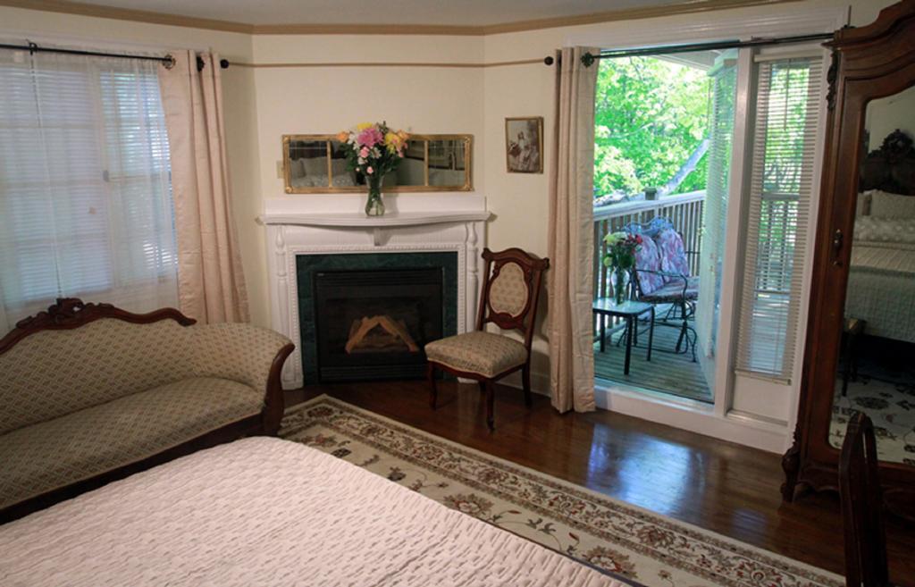 Ivy Manor Village Center Hotel